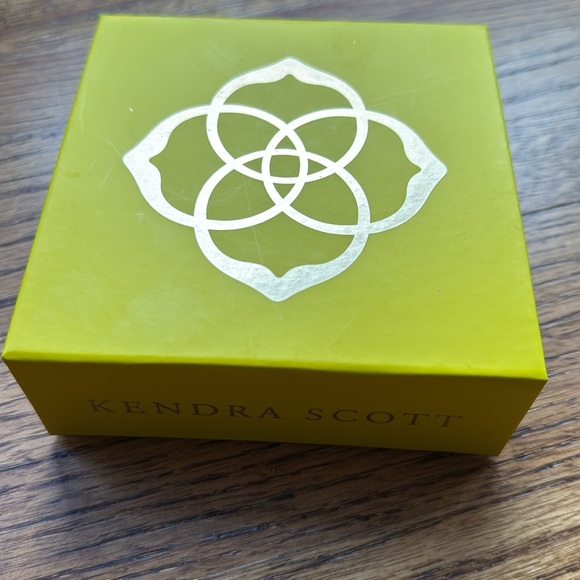 Kendra Scott Eliza Silver Pendant Necklace in Emerald Cat's Eye - Picture 8 of 8